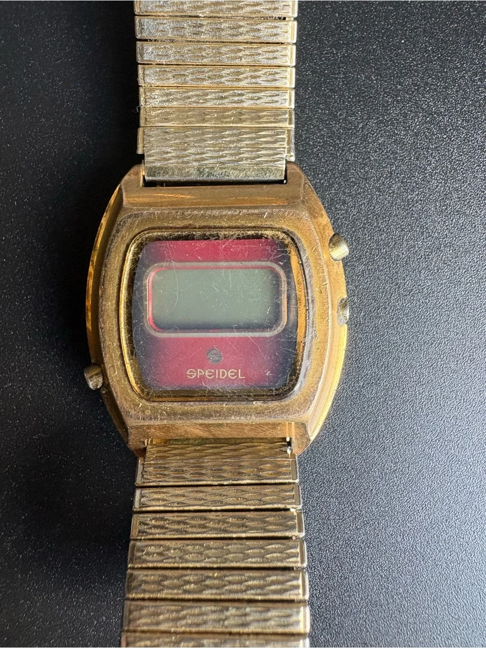 Spiedel Men’s vintage retro style gold/red wristwatch with expandable wristband
